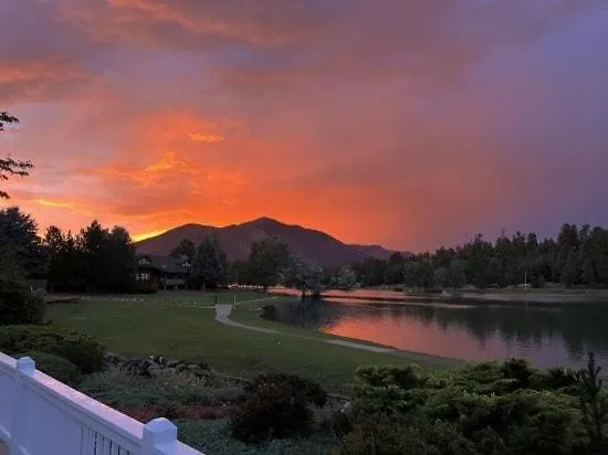 Mountain Views Stunning Lakefront Retreat Hot Tub Game Near Downtown