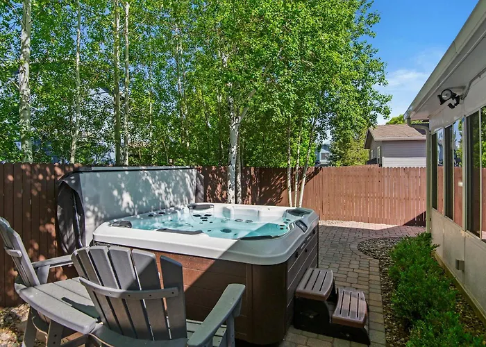 Mountain Views Stunning Lakefront Retreat Hot Tub Game Near Downtown Holiday home Flagstaff
