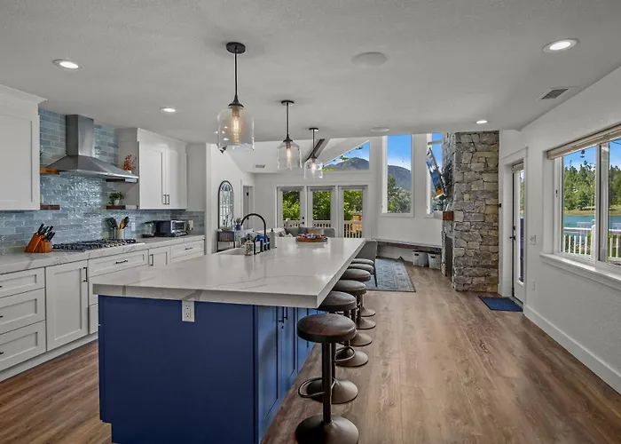 Holiday home Mountain Views Stunning Lakefront Retreat Hot Tub Game Near Downtown Flagstaff