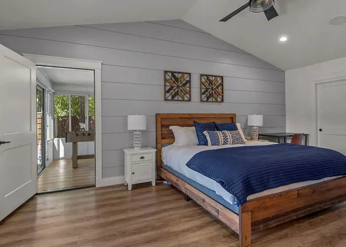Mountain Views Stunning Lakefront Retreat Hot Tub Game Near Downtown