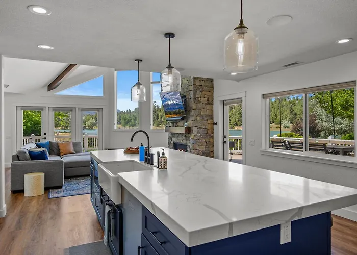 Mountain Views Stunning Lakefront Retreat Hot Tub Game Near Downtown *