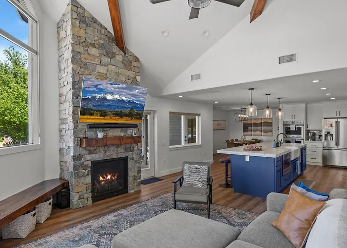 Mountain Views Stunning Lakefront Retreat Hot Tub Game Near Downtown Holiday home *
