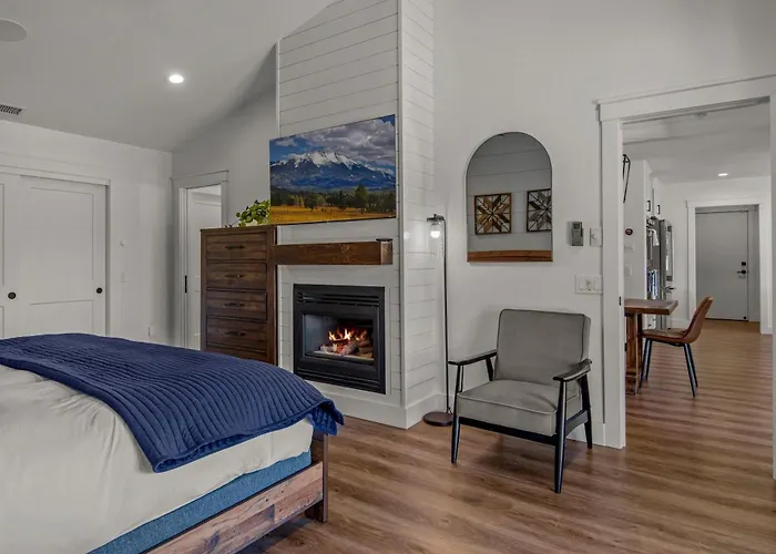 Mountain Views Stunning Lakefront Retreat Hot Tub Game Near Downtown Holiday home Flagstaff
