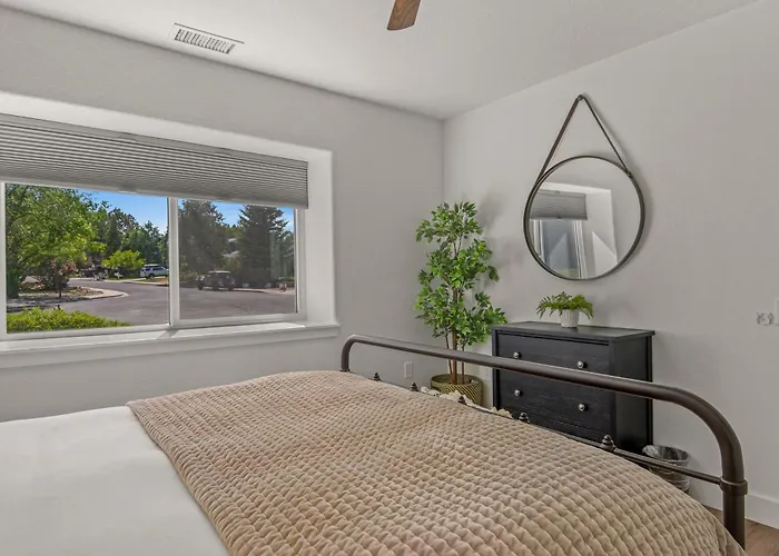 Mountain Views Stunning Lakefront Retreat Hot Tub Game Near Downtown Flagstaff