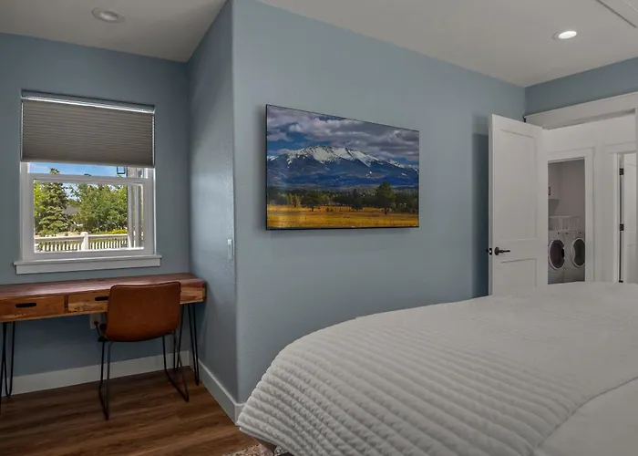 Mountain Views Stunning Lakefront Retreat Hot Tub Game Near Downtown