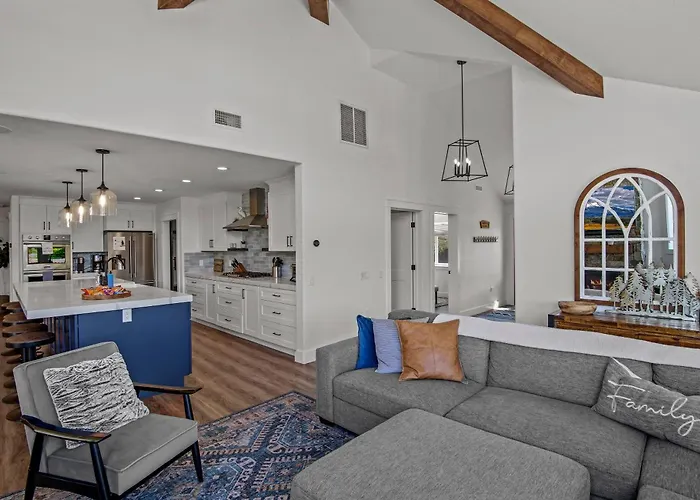 Mountain Views Stunning Lakefront Retreat Hot Tub Game Near Downtown *