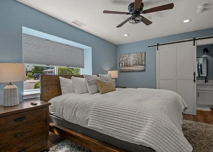 Mountain Views Stunning Lakefront Retreat Hot Tub Game Near Downtown Holiday home Flagstaff
