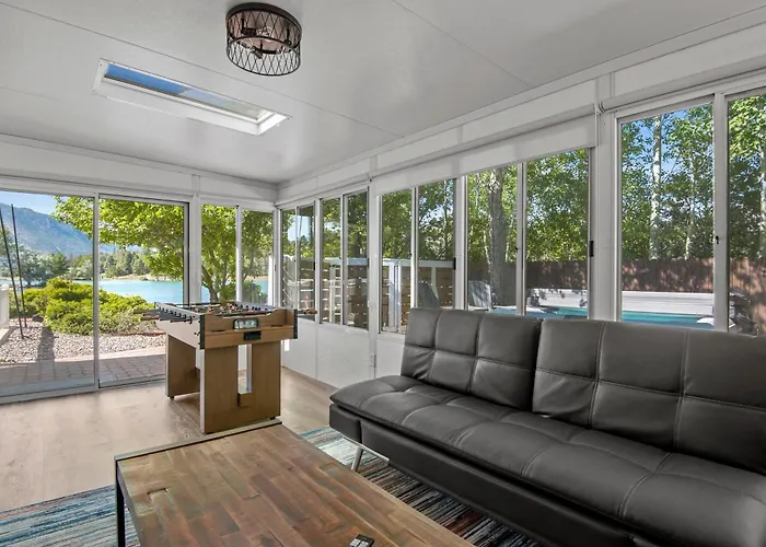 Mountain Views Stunning Lakefront Retreat Hot Tub Game Near Downtown Holiday home *