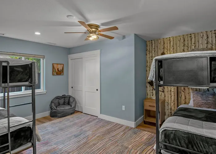 Mountain Views Stunning Lakefront Retreat Hot Tub Game Near Downtown Holiday home Flagstaff